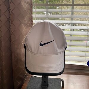 🎀NIKE FEATHERSLIGHT Hat Cap Women’s White and Black 
DRI- FIT
Adjustable